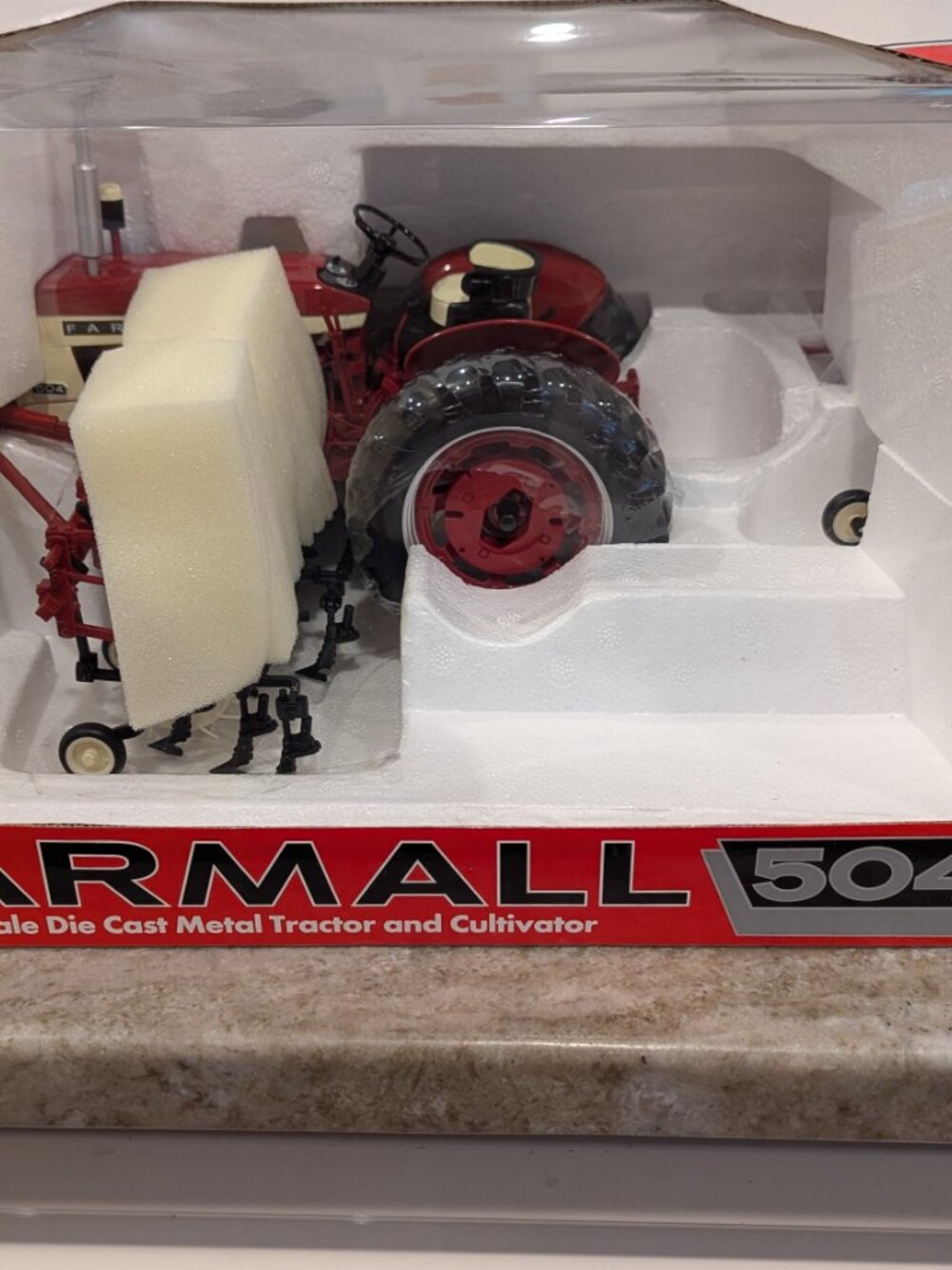 1/16 Farmall 504 Tractor & 468 Cultivator 2007 Summer Farm Toy Show Edition spec - Picture 6 of 10
